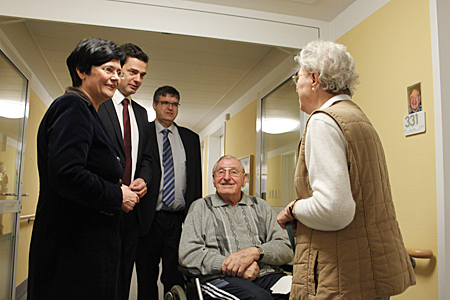 Ministerpräsidentin Christine Lieberknecht und Mike Mohring im Gespräch mit dem Bewohner der Cordian Pflegeresidenz Alois Kühn