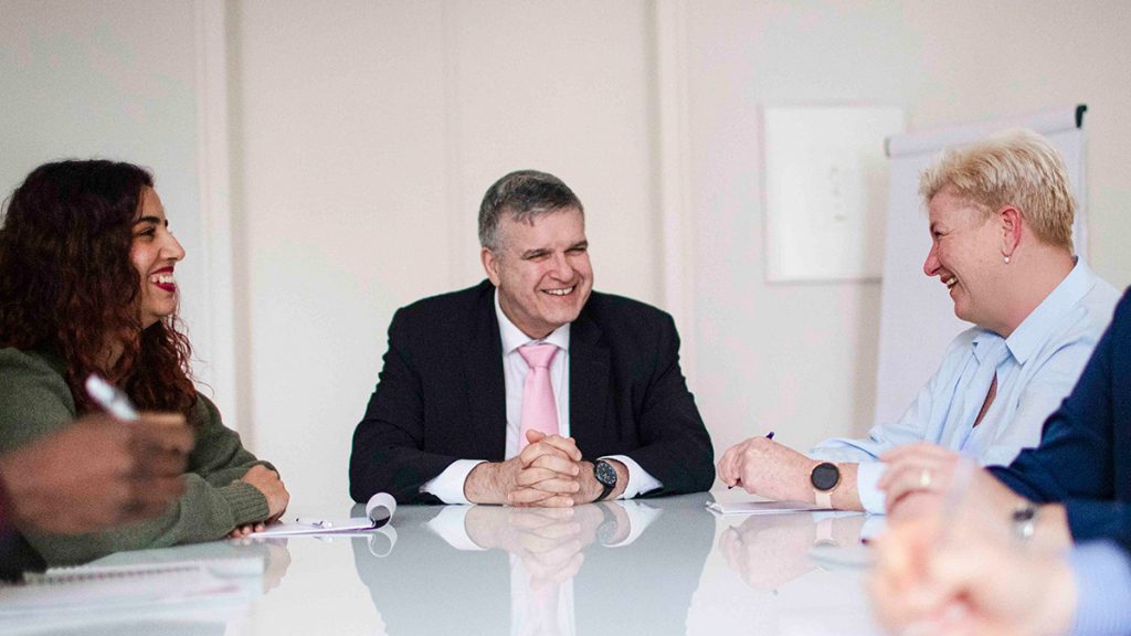 Joachim Wilbers im Gespräch mit Mitarbeiterinnen