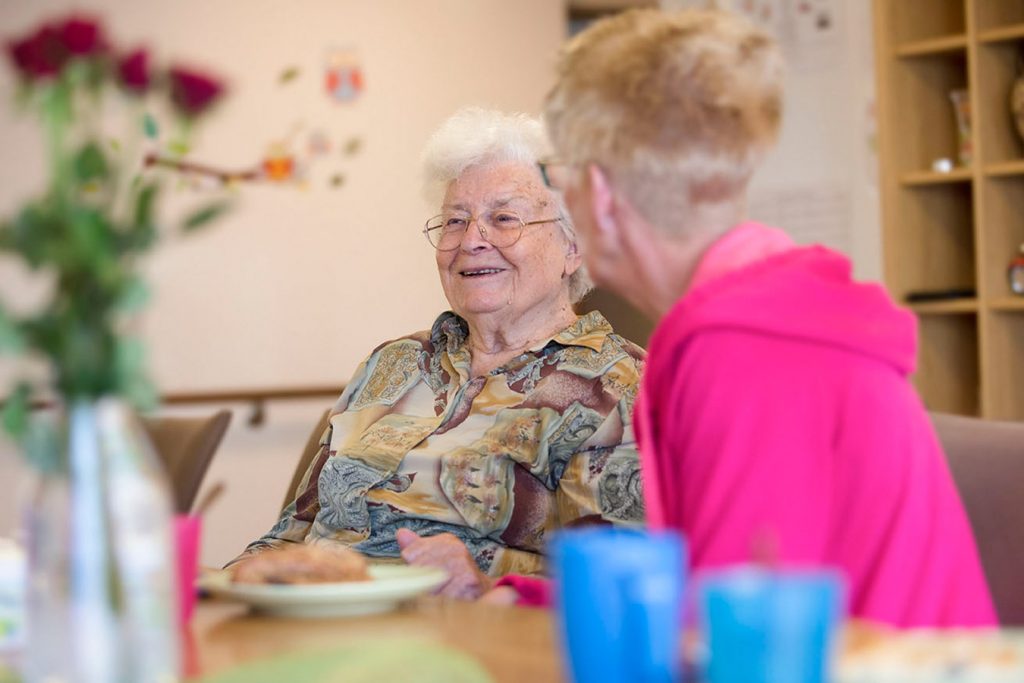 fröhliche Bewohnerin eines Pflegeheims